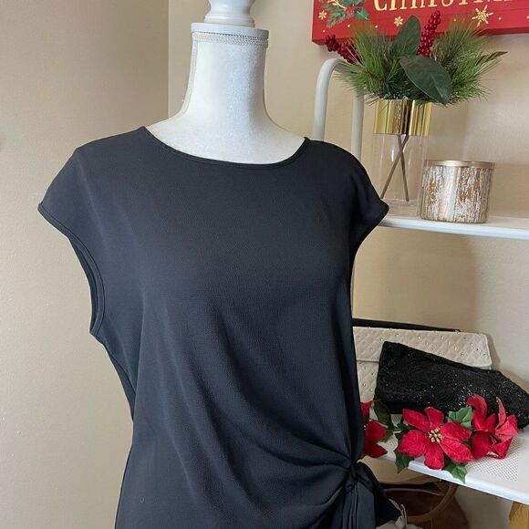Vince Camuto| Medium| Has Stretch| Sleeveless Top - Picture 9 of 10